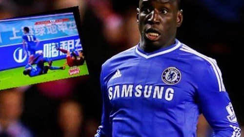 Rùng rợn cảnh Demba Ba bị đốn GÃY CHÂN ở Trung Quốc